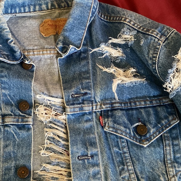Vintage Grunge 90s Levi Medium Dark Wash Oversized Denim Shredded Jacket - Picture 5 of 5